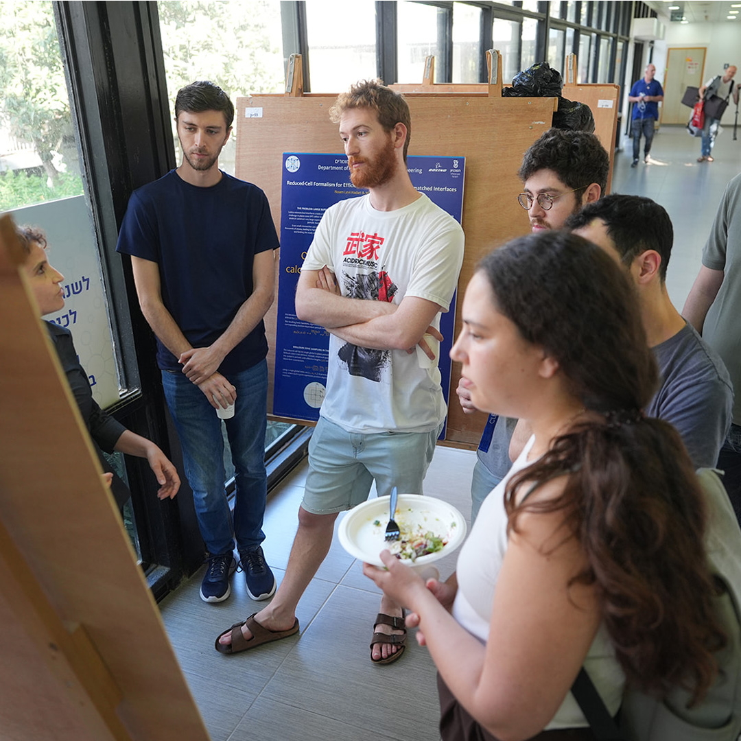 sarit-explaining